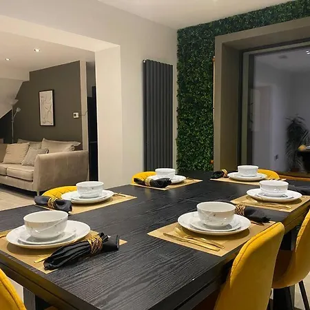 Stunning Modern 3br House, Free Parking & Garden Holiday home