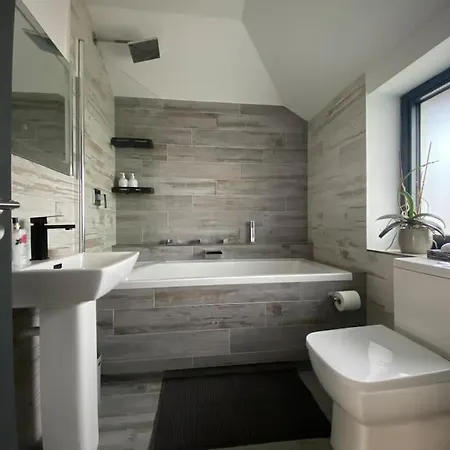 Stunning Modern 3br House, Free Parking & Garden Holiday home *