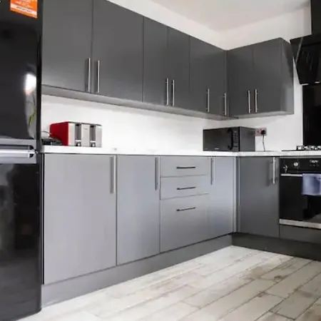 Stunning Modern 3br House, Free Parking & Garden Holiday home