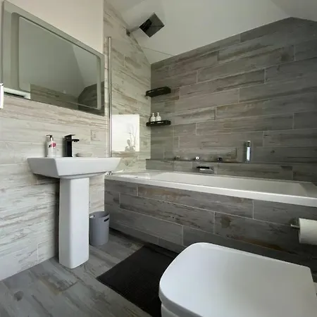 Stunning Modern 3br House, Free Parking & Garden Holiday home *