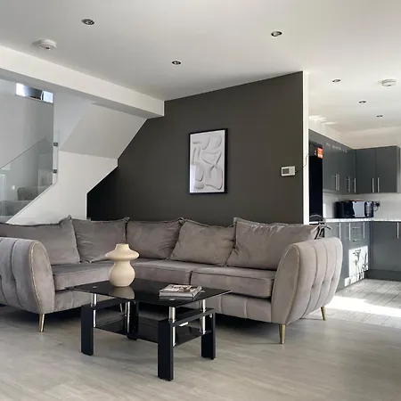 Holiday home Stunning Modern 3br House, Free Parking & Garden *