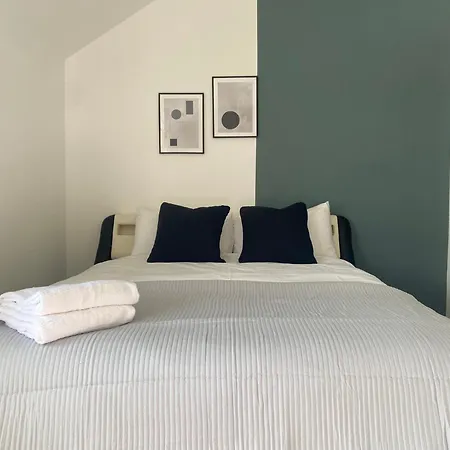 Holiday home Stunning Modern 3br House, Free Parking & Garden *