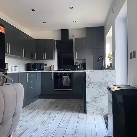 Stunning Modern 3br House, Free Parking & Garden