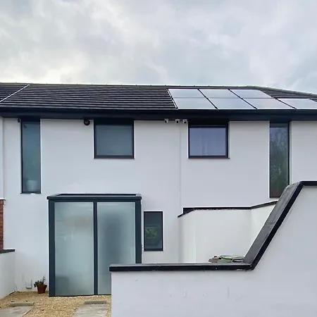 Stunning Modern 3br House, Free Parking & Garden Holiday home
