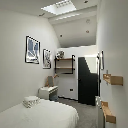 Holiday home Stunning Modern 3br House, Free Parking & Garden *